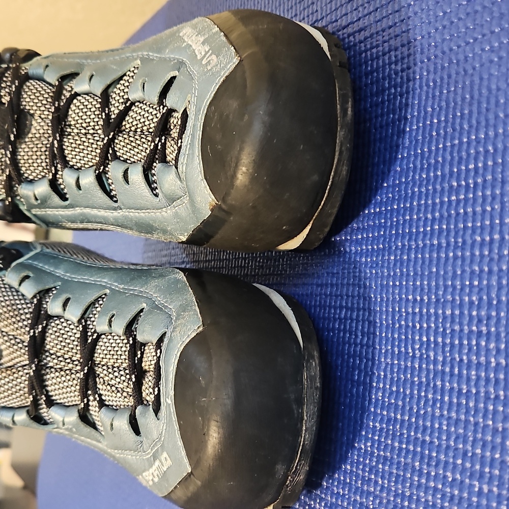 La Sportiva Hiking Boots, Size 7.5+ - Picture 7 of 16